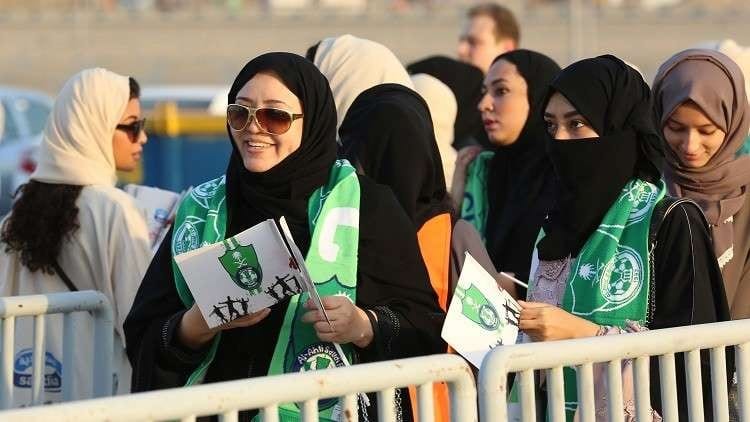 المشجعات السعوديات أول مباراة في التاريخ يحضر فيها الجنس اللطيف بشكل رسمي