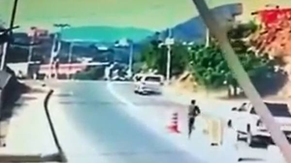 شاهد.. كيف أوقف رجل أمن سعودي سيارة حاولت الفرار!