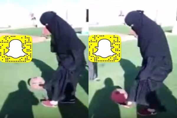 بالفيديو.. سعودية تستعرض مهاراتها الكروية بالعباءة فأبهرت الرجال