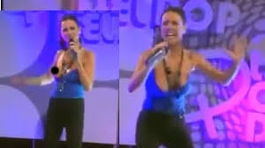 Laura Miller chante un sein à l'air