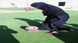 شاهد..مهارة مذهلة لفتاة سعودية تلعب كرة القدم بالعباءة