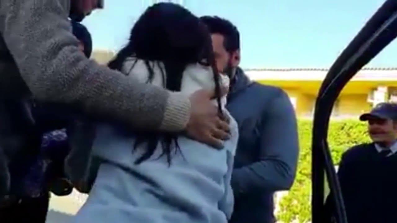 بالفيديو- كيف كانت ردّة فعل تامر حسني بعدما انهارت فتاة أمام منزله!