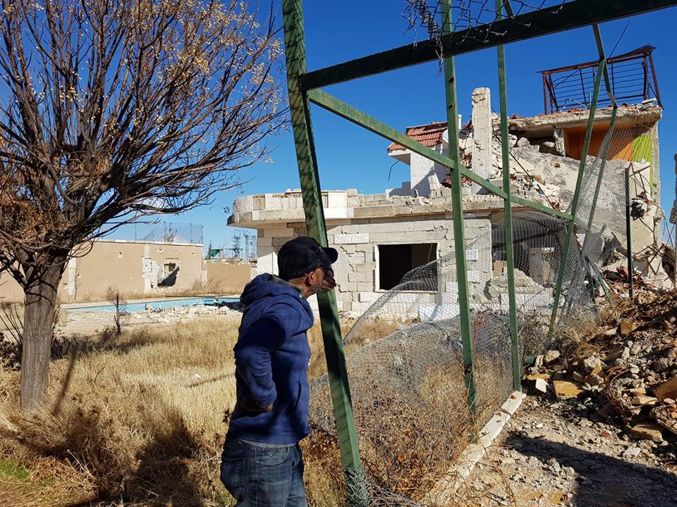 بالصور.. ممثل سوري يخسر منزله في الحرب وهكذا أصبح
