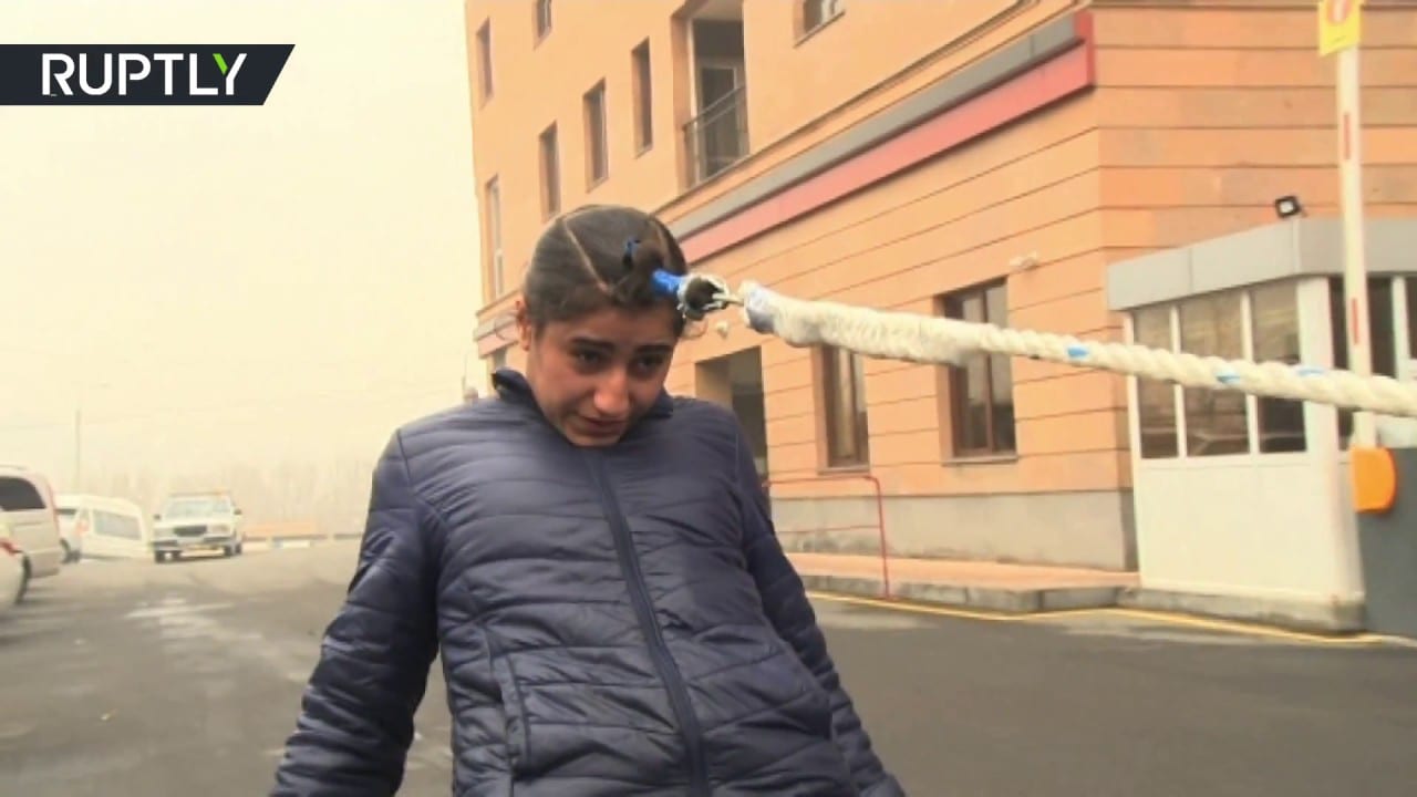 بالفيديو... فتاة أرمنية تسحب سيارة بشعرها
