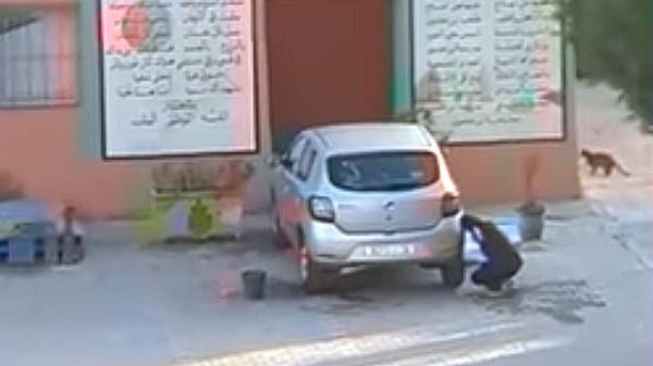 فيديو.. تلميذ يغسل سيارة مسؤول تعليم يستفز المغاربة