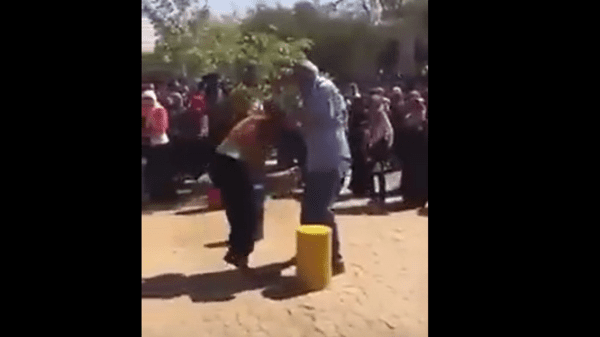 في السودان.. فيديو لرئيس جامعة يضرب طالبتين يثير الغضب