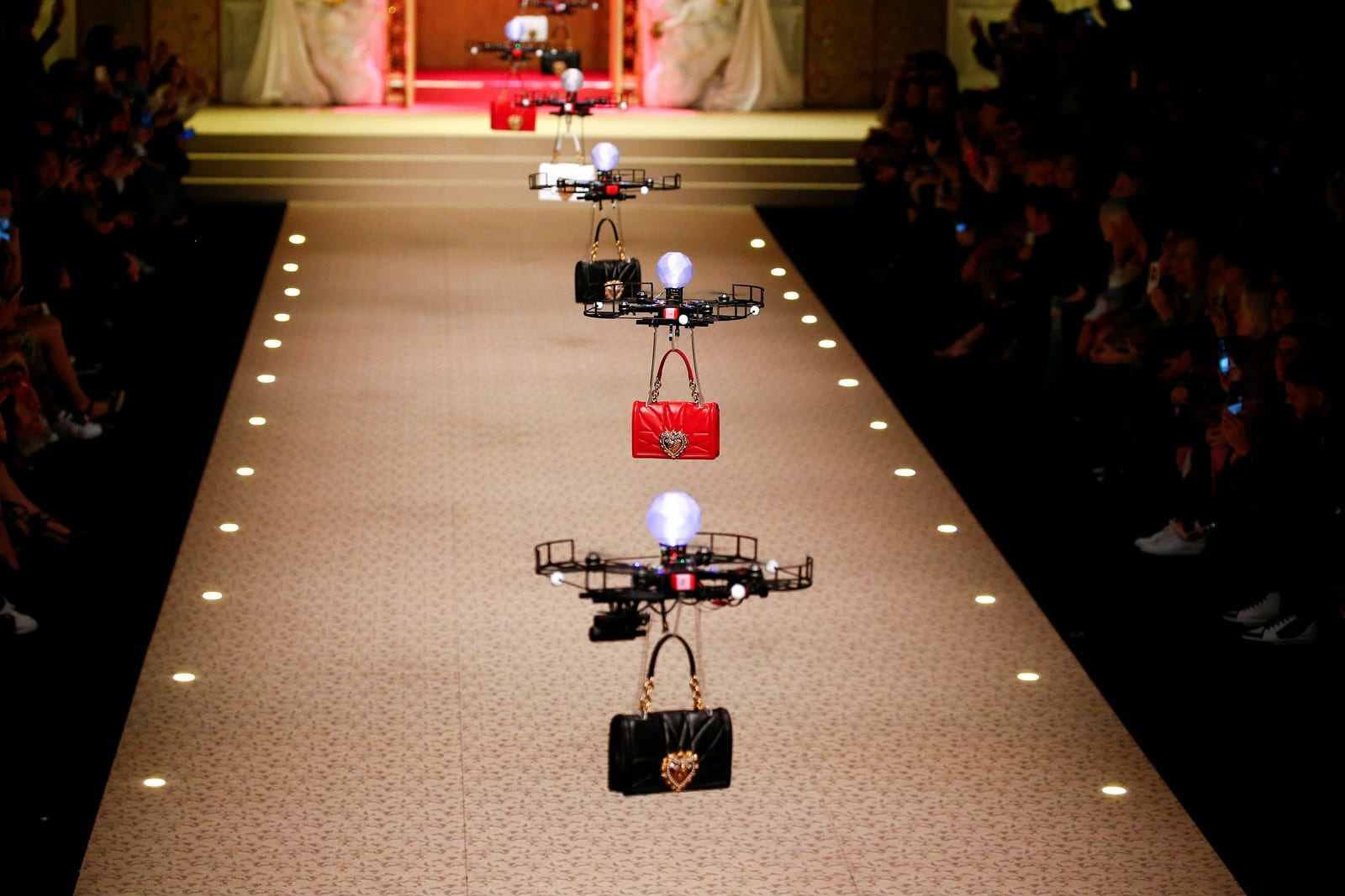 Dolce & Gabbana تستبدل العارضات بالـ "درونز" في احدث عروضها