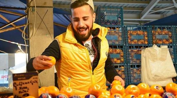 التركي بائع البرتقال فيصل موتو تحول إلى نجم ينافس إنريكيه وبرونو مارس