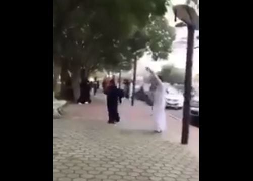 بالفيديو- شاب وفتاة يرقصان امام الملأ في أحد شوارع السعودية!