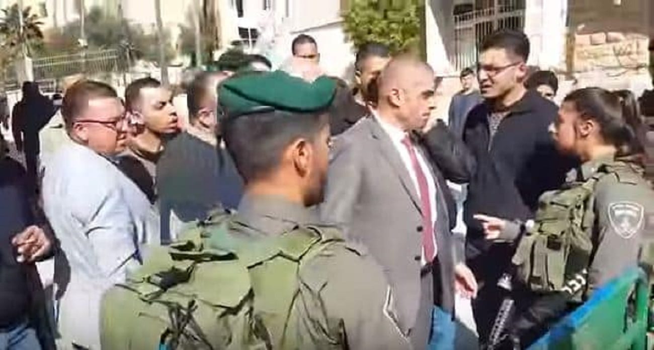 بالفيديو – مسؤول بحركة فتح يشتم مجندة إسرائيلية: اخرسي.. إذهبي إلى الجحيم!
