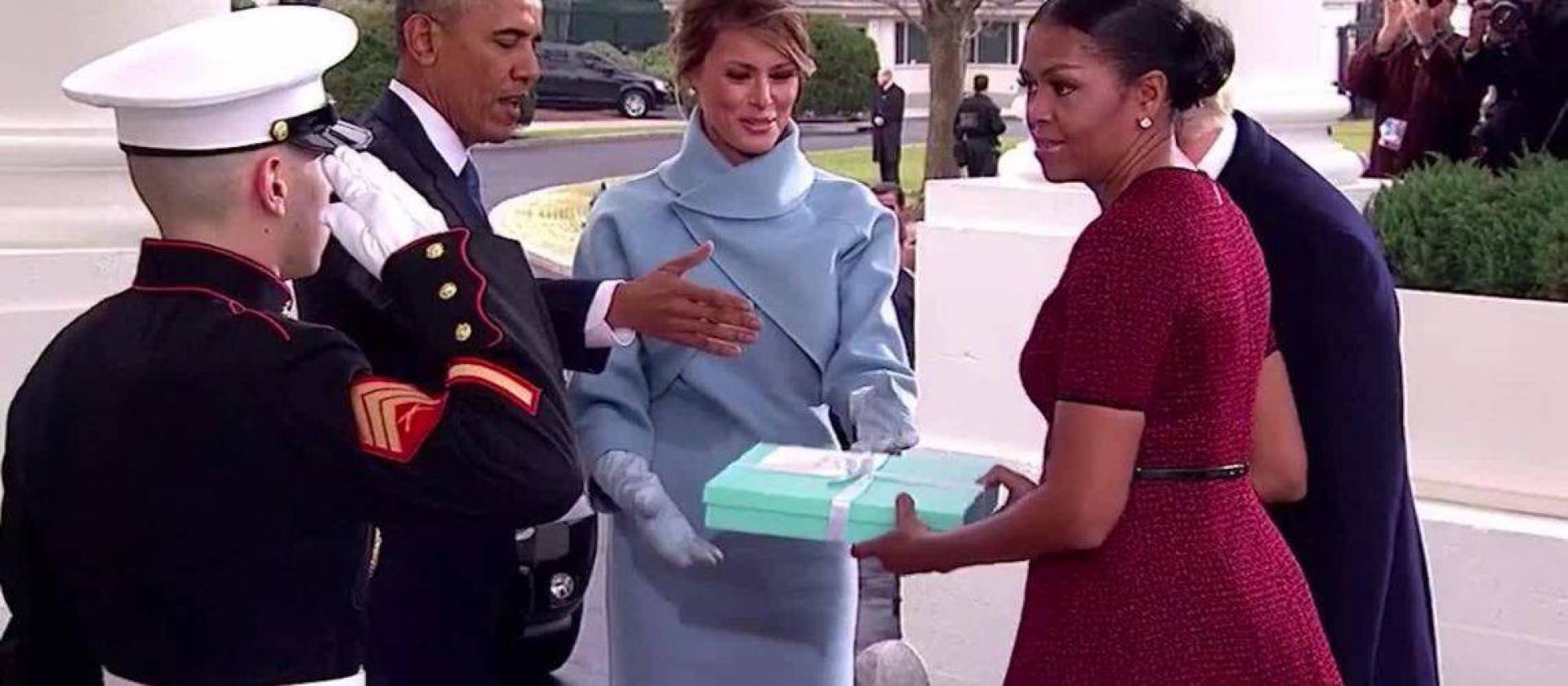 يوم تنصيب زوجها.. ميشيل أوباما تكشف سرّ انزعاجها من هدية ميلانيا ترامب.. ما الذي احتوته العلبة!