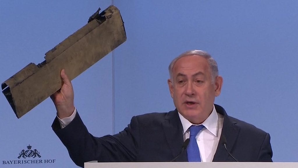 نتنياهو يلوّح بقطعة من الطائرة الايرانية