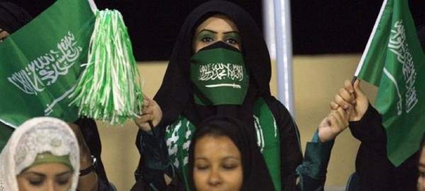 بالفيديو- فتاة تتمكن من الهرب بعد مطاردة الشرطة السعودية لها في ملعب كرة قدم
