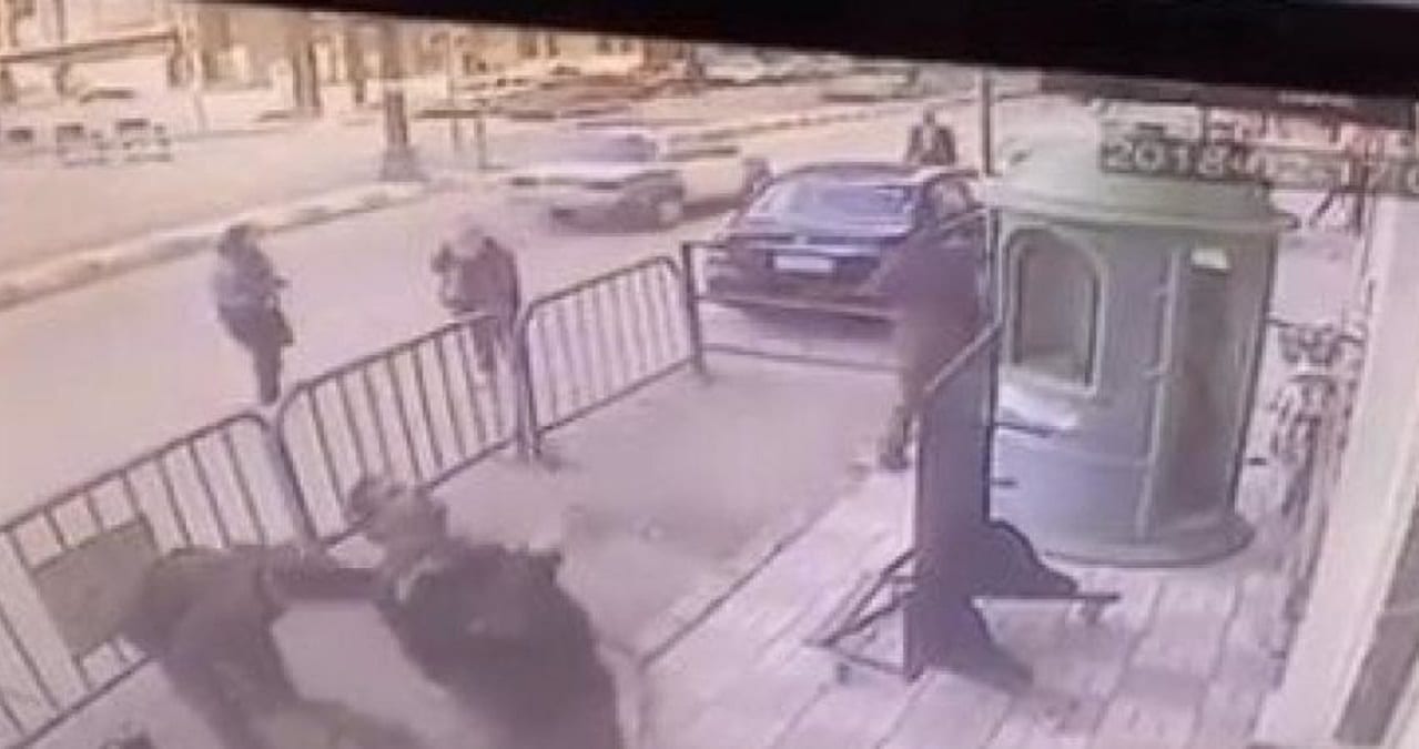 شاهد كيف أنقذ رجال شرطة طفلاً مصرياً سقط من الطابق الـ3!