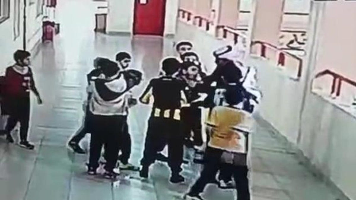 فيديو.. معلم ينقذ حياة طالب بعد ابتلاعه قطعة بلاستيكية في مدرسة إبتدائية في تبوك