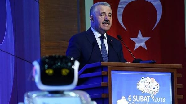 فيديو.. روبوت يقاطع وزيراً تركياً و"يزعجه"