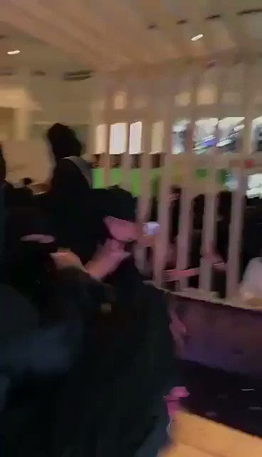 شاهد.. معركة شرسة وتبادل لكمات بين فتيات سعوديات في مركز تجاري