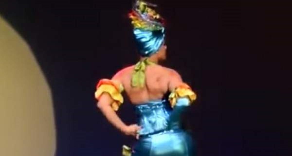 بالفيديو– راقصة محترفة تنهي وصلة الرقص عارية تماماً على المسرح.. وتصدم الجميع