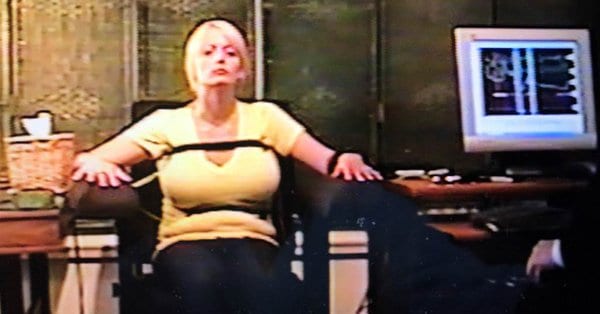 ممثلة الأفلام الإباحية الأمريكية ستورمي دانييلز أثناء خضوعها لاختبار الكذب