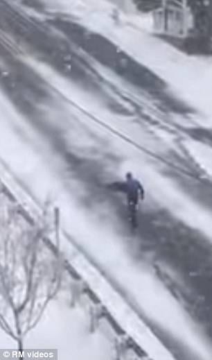 بالفيديو: عامل يوصل البيتزا رغم تساقط الثلوج وتحطم سيارته