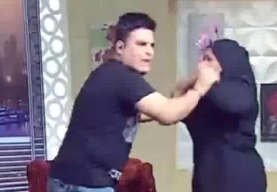 شاهد: مصرية تشتم مذيع وتعتدي عليه بالضرب على الهواء!