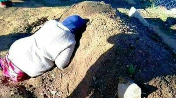 صورة مؤثرة أبكت الجزائريين.. أم منهارة على قبر ابنها تبكي فقدانه بحرقة