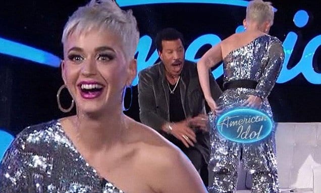 فستان كايتي بيري يتمزّق مباشرة على الهواء في برنامج "American Idol" شاهدوا ردة فعلها