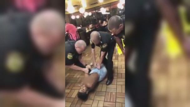 بالفيديو- الشرطة تعرّي امرأة سمراء في ولاية أميركية