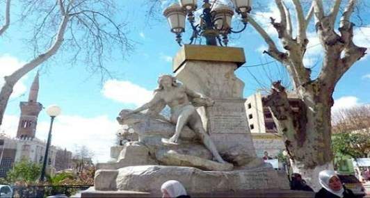 في الجزائر.. تمثال لامرأة عارية يثير غضب المصلين