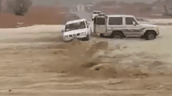 بشجاعة وذكاء.. شاهد فيديو لسعودي ينقذ عائلة من الغرق!
