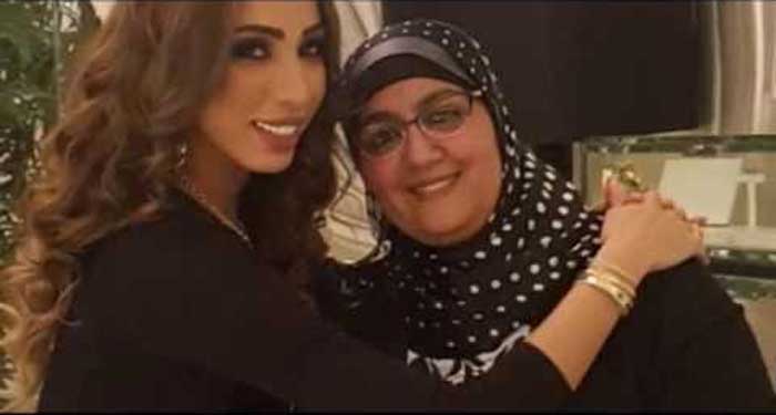 دنيا بطمة مع والدتها