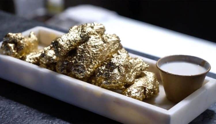 بالفيديو: مطعم في نيويورك يقدم أجنحة دجاج متبلة بالذهب عيار 24 قيراطًا.. والسعر !