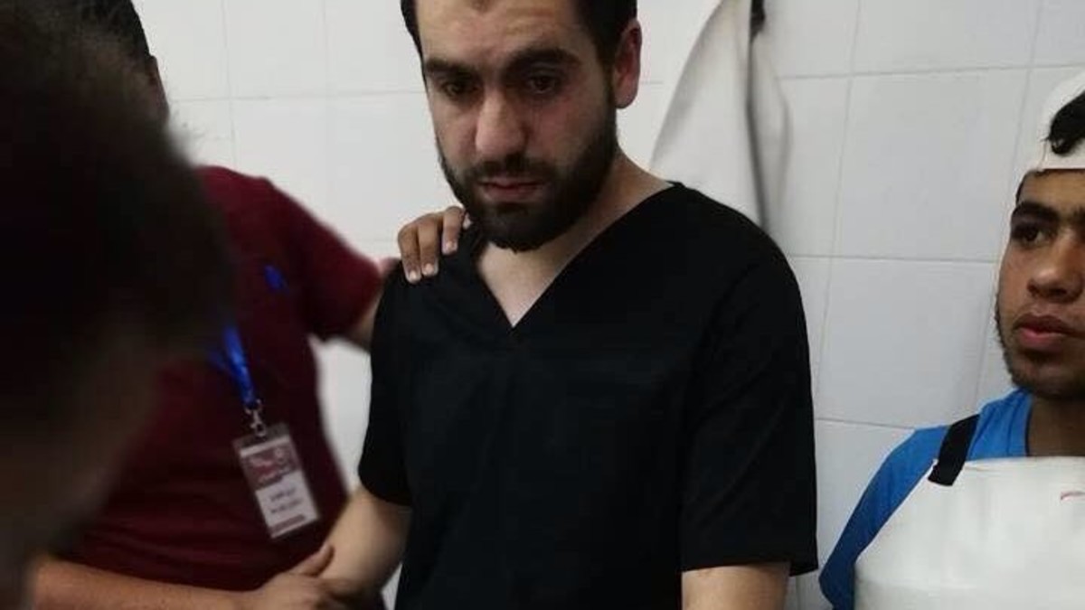 صورة القهر في غزة.. طبيب في أحد المستشفيات يفاجأ في غرفة الجراحة بجثة أخيه