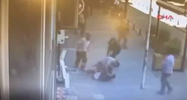بالفيديو: تركي يعتدي على زوجته بالضرب في شارع بإسطنبول.. وجاء الرد سريعا !