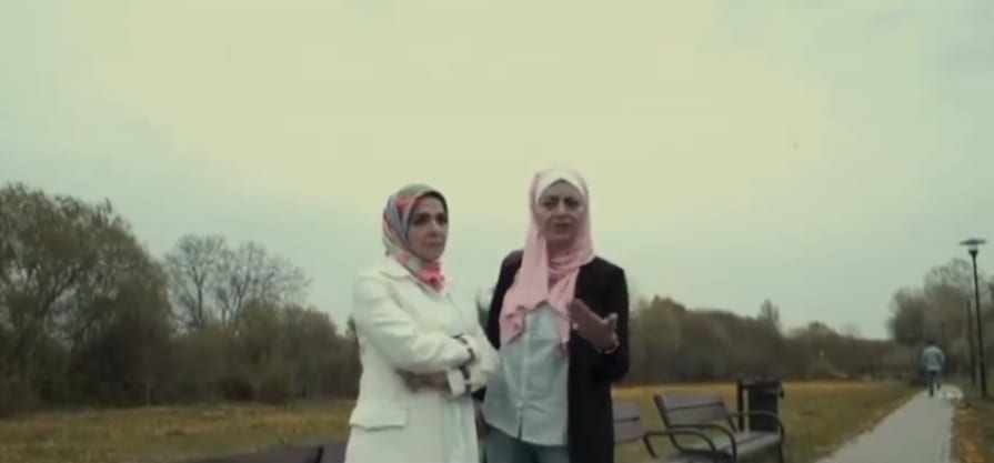 شاهد ممثلتان تتعرضان للاعتداء خلال تصوير "فوق السحاب" في بلد اوروبي بسبب ارتدائهما الحجاب