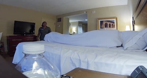 بالفيديو: رد فعل صادم لعاملة عثرت على جثة داخل غرفة فندق