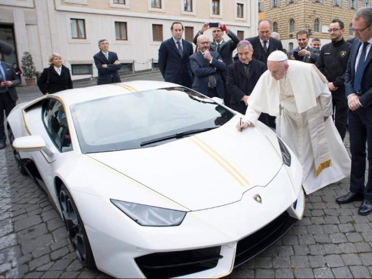سيارة البابا تباع بأربعة اضعاف سعرها الاصلي.. والسبب!!