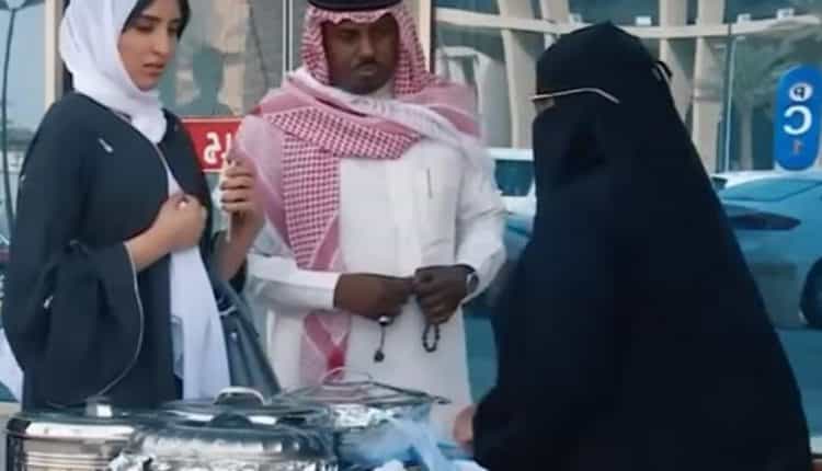شاهد: رد فعل إنساني قوي في السعودية دفاعا عن سيدة تبيع أكلات شعبية تجاه متسوقة وصفت أكلها بـ الــ “وسخة”