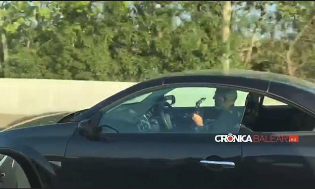 شاهد: سائق يعزف الجيتار أثناء قيادته على الطريق السريع