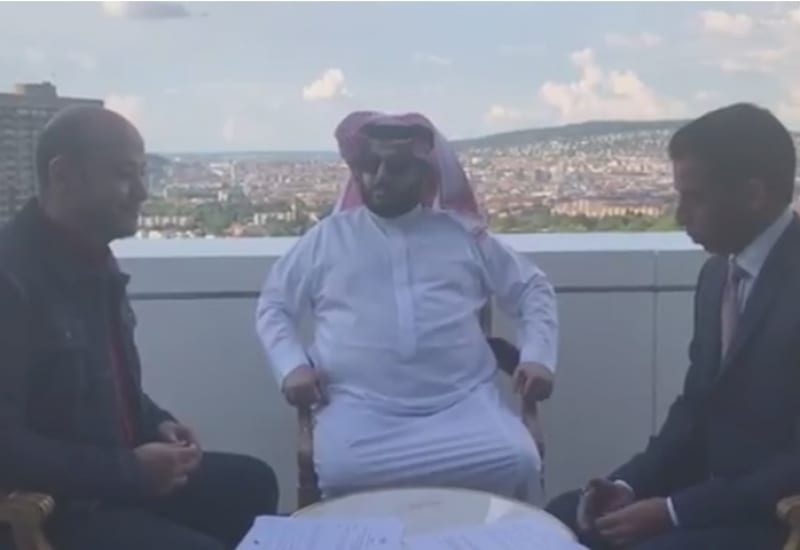 شاهد.. عمرو أديب يوقع عقداً مع "إم بي سي".. وتركي آل الشيخ: أغلى مذيع بالشرق الأوسط