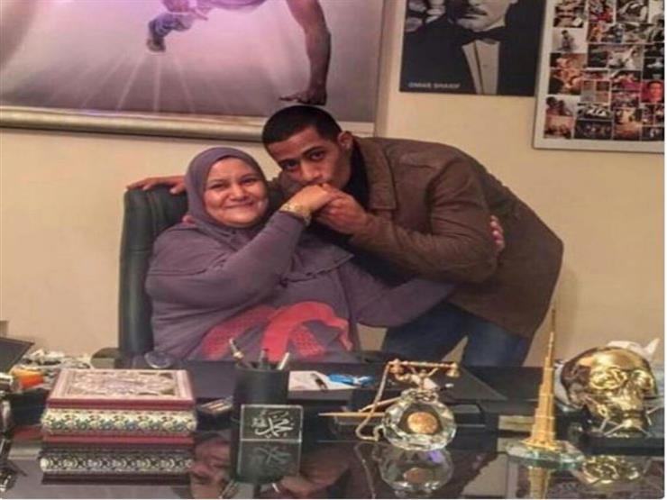 محمد رمضان يقبل يد والدته: مفتاح النجاح تحت أقدام الأمهات