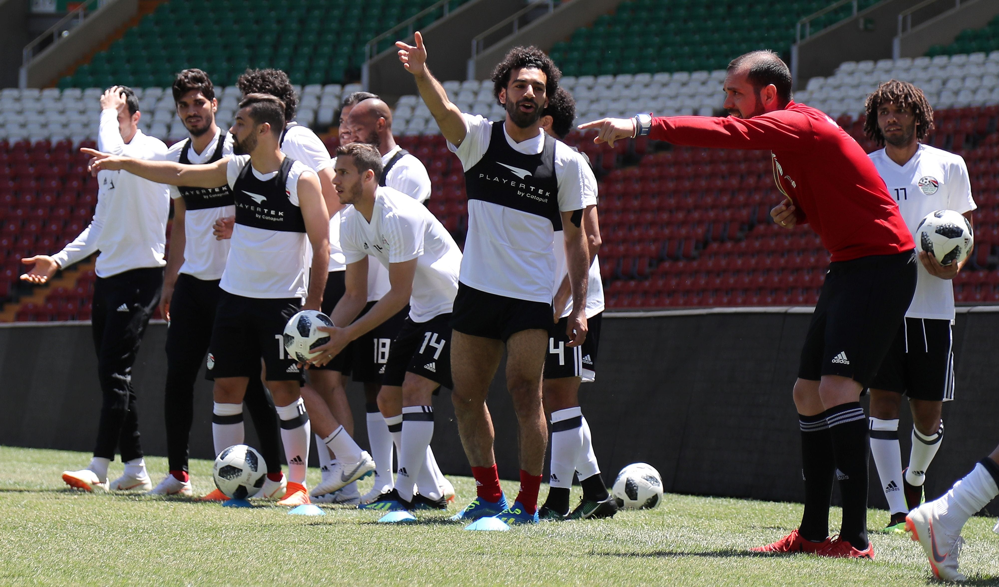 Egypt's forward Mohamed Salah (R) takes part in a training at the Akhmat Arena stadium in Grozny on June 13, 2018, ahead of the Russia 2018 World Cup football tournament. / AFP PHOTO / KARIM JAAFAR