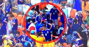 شاهد.. لقطات لمشجعي المنتخب الياباني ينظفون المدرجات من النفايات