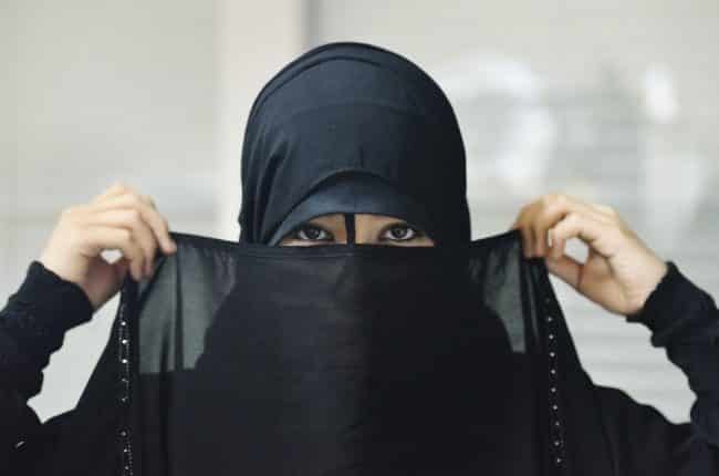 سعودية تتحدى أهلها وتتزوج من أجنبي عن حب.. فيفاجئها ويصدمها بهذا الأمر!