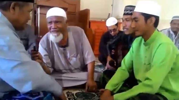 شاهد.. وقوع هزة أرضية أثناء عقد قران في مسجد بإندونيسيا