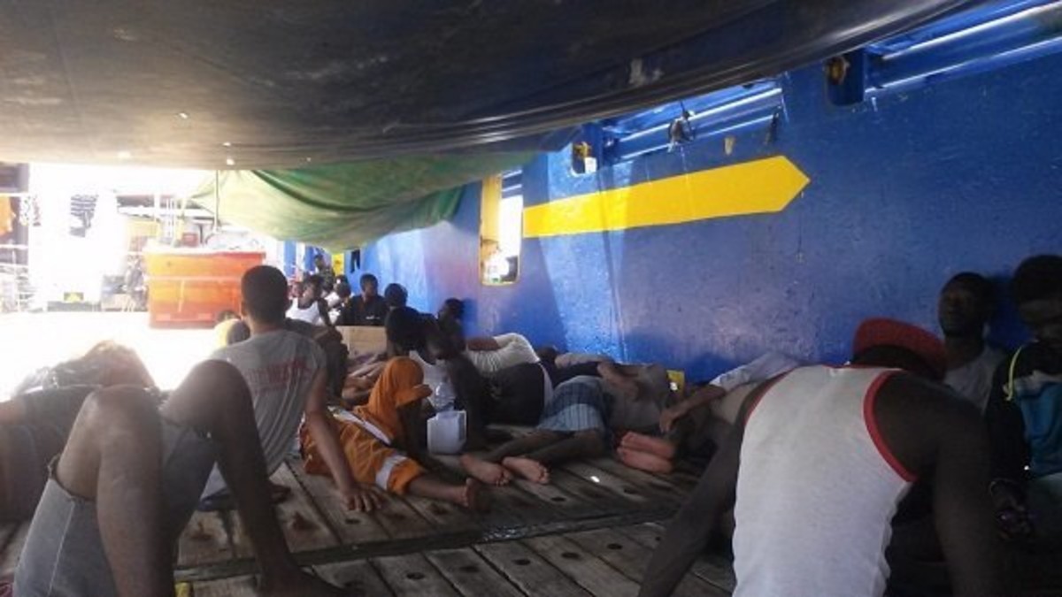 (1/2) Environ 40 migrants sont bloqués le "Sarost 5", au large de la Tunisie