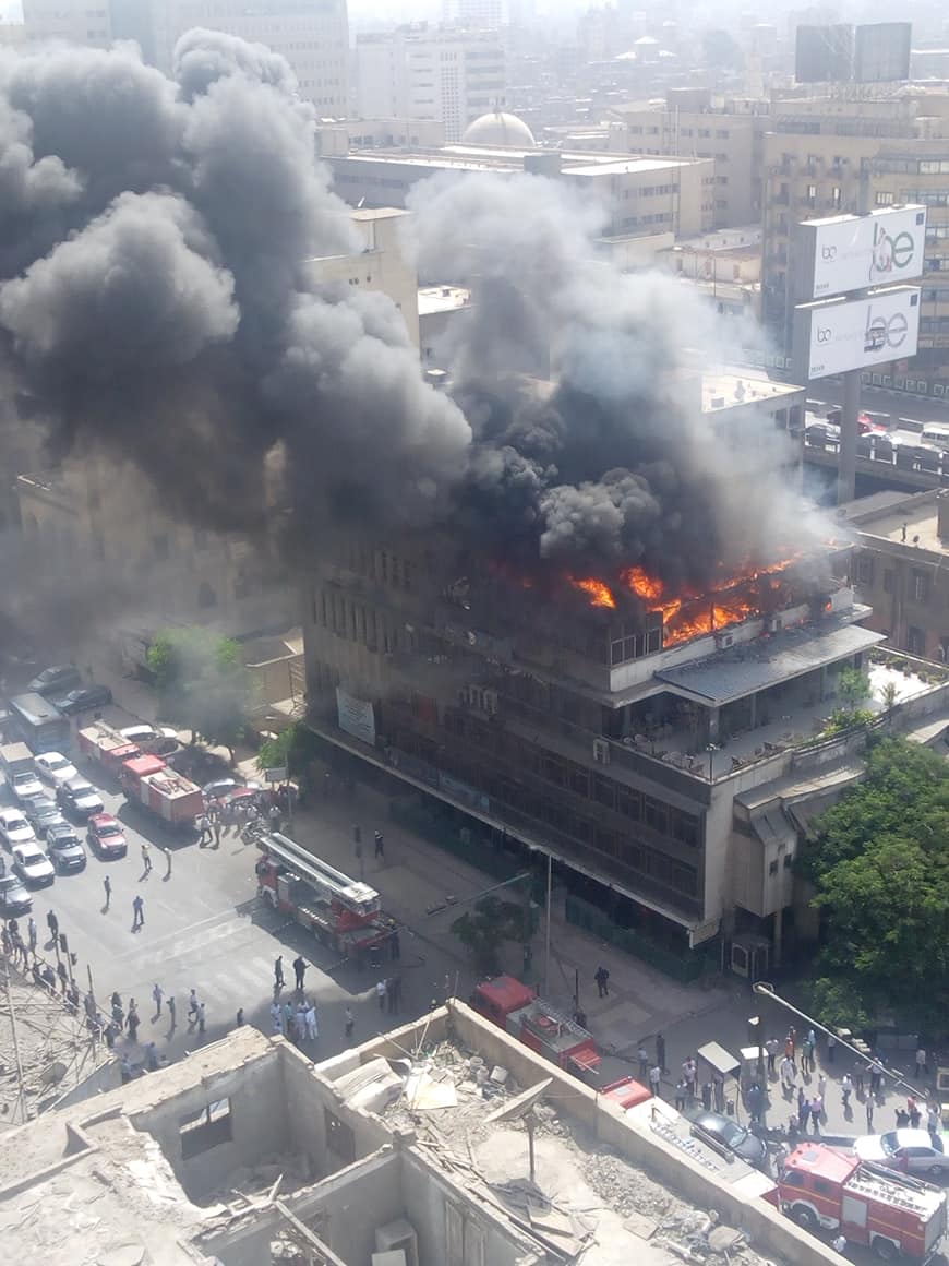 شاهد.. حريق ضخم بسبب ماس كهربائي في قلب القاهرة