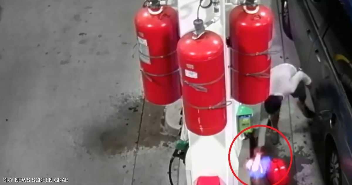 شاهد رجل يحرق محطة وقود في نيويورك.. انتحار أم جنون؟