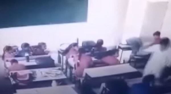 شاهدوا مدرس هندي يعتدي على طفل بوحشية!