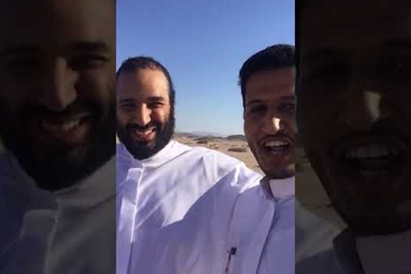 شاهد.. الأمير محمد بن سلمان يتناول "الجمرية" مع مواطنين في تبوك